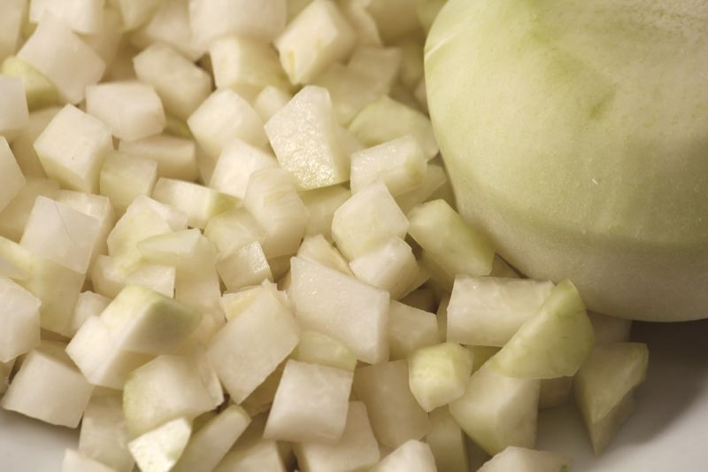 Geputztes, verzehrfertiges Gemüse - Kohlrabi