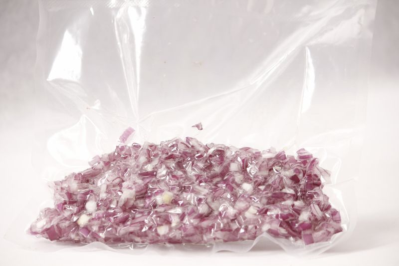 Geputztes, verzehrfertiges Gemüse - Lila Zwiebeln