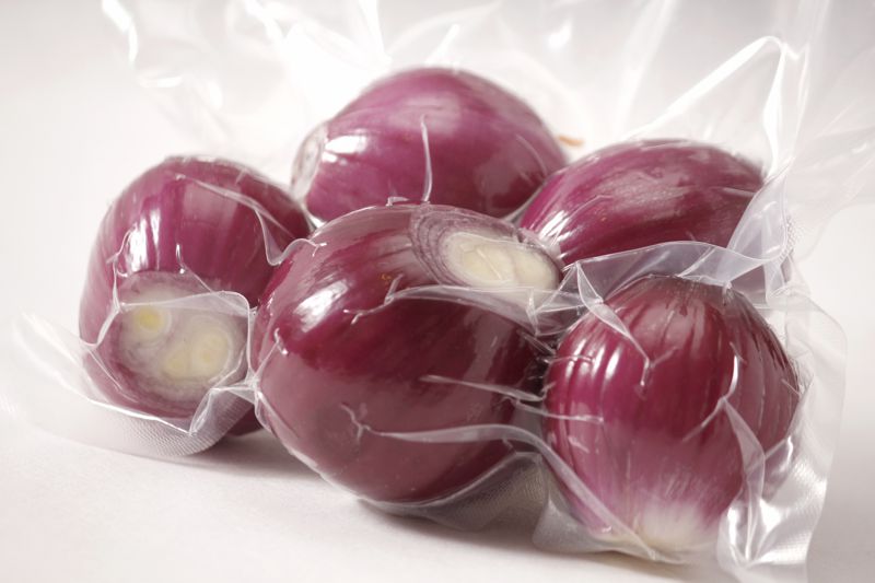 Geputztes, verzehrfertiges Gemüse - Lila Zwiebeln