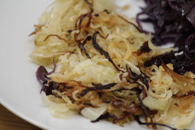 Geputztes, verzehrfertiges Gemüse - Rotkohl und Weißkohl