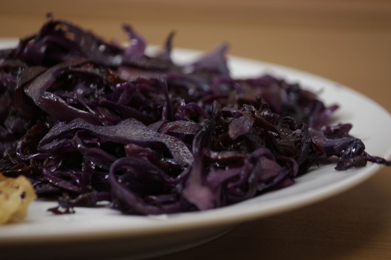Geputztes, verzehrfertiges Gemüse - Rotkohl und Weißkohl
