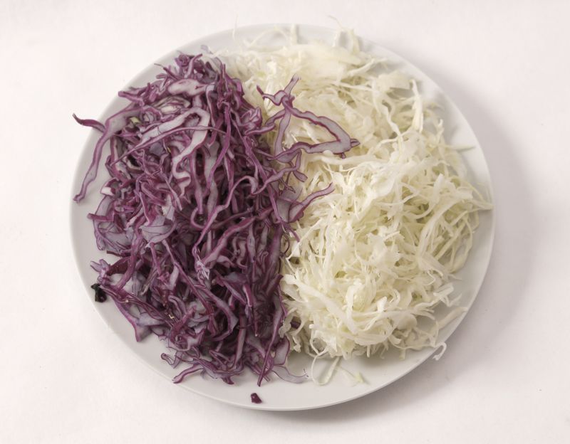 Geputztes, verzehrfertiges Gemüse - Rotkohl und Weißkohl