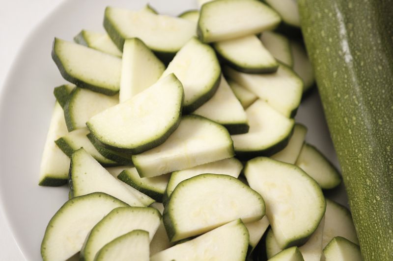 Geputztes, verzehrfertiges Gemüse - Zucchini