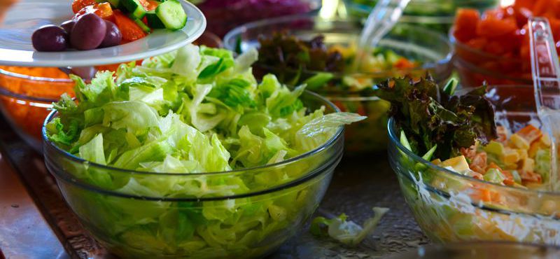 Für gesundheitsbewusste Gäste bieten wir ein breites Sortiment an hochwertigen Salaten in Form von Kopfsalat, gemischten Salaten und einzeln gewaschenen Blattsalaten