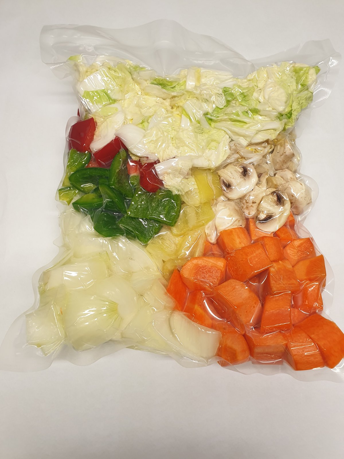 Gemischte Verpackung. Blumenkohl, Brokkoli, Kohlrabi, Karotten, Knollensellerie, Küchenzwiebeln, Zucchini, Champignon in Scheiben